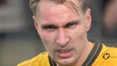 Vincent Vermeij (Dynamo Dresden, r) jubelt nach seinem Tor zum 2:0. (Foto: Robert Michael/dpa)