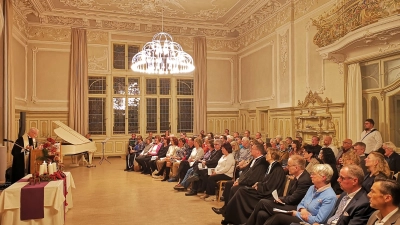 Ein Gottesdienst im Rokokosaal bildete den Auftakt der kirchlichen Abschiedsfeier im Wildbad. Die Aufnahme zeigt Dr. Wolfgang Schuhmacher (links) bei seiner Predigt. Danach verlagerte sich das Geschehen noch in den Theatersaal. (Foto: Jürgen Binder)