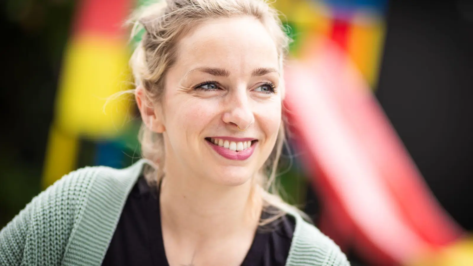 Carina Appl ist Tischlerin, Architektin und hat viele Jahre als Bauleiterin gearbeitet - jetzt begleitet sie als Doula Frauen bei der Geburt. (Foto: Moritz Frankenberg/dpa-tmn/dpa)