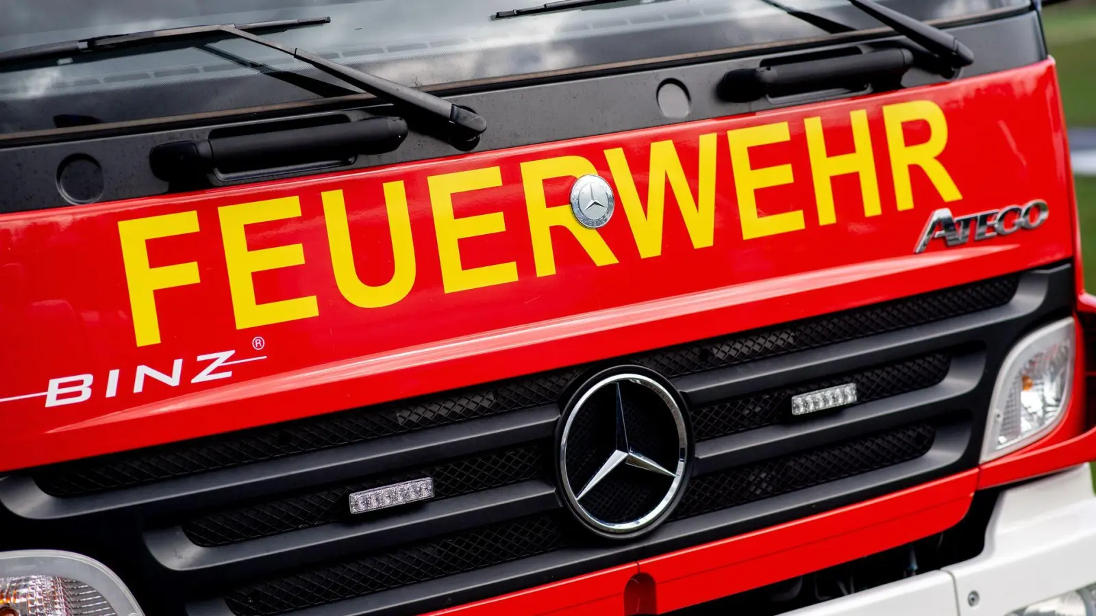 Kurz zuvor wurde in der Nähe mit offener Flamme Unkraut verbrannt. (Symbolbild) (Foto: Hauke-Christian Dittrich/dpa)