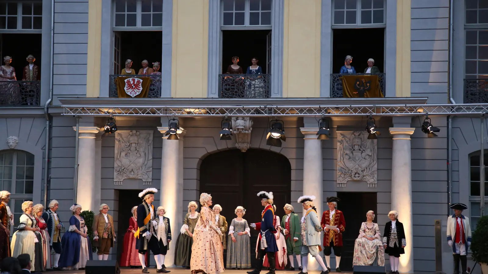 Ein Fest aus Tanz, Gaukelei und Pläsier: Zum Vergnügen des königlichen Besuchs wird ein großes Fest im Innenhof der hochfürstlichen Residenz abgehalten. (Foto: Alexander Biernoth)