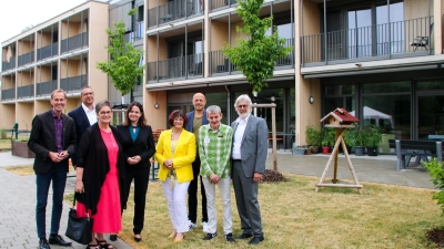 Freuten sich über das neue Dinkelsbühler Lebenshilfe-Haus: Oberbürgermeister Dr. Christoph Hammer, Michael Breuker, Hildegard Metzger, Dr. Kerstin Engelhardt-Blum, Christa Naaß, Architekt Frank Fürhäußer, Wolfgang Lukas (Sprecher der Bewohnervertreter) und Kurt Unger (von links). (Foto: Martina Haas)