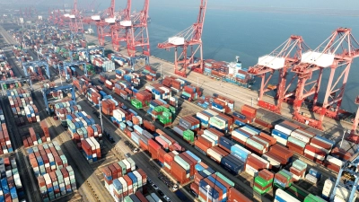 Containerterminal im Hafen von Lianyungang: Chinas Industrie ist zuletzt überraschend stark gewachsen. (Archivbild) (Foto: Wang Chun/Xinhua/dpa)