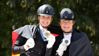 Viel Schlaf haben Isabell Werth und Jessica von Bredow-Werndl nach ihrem grandiosen Olympia-Abschluss nicht bekommen. (Foto: Rolf Vennenbernd/dpa)