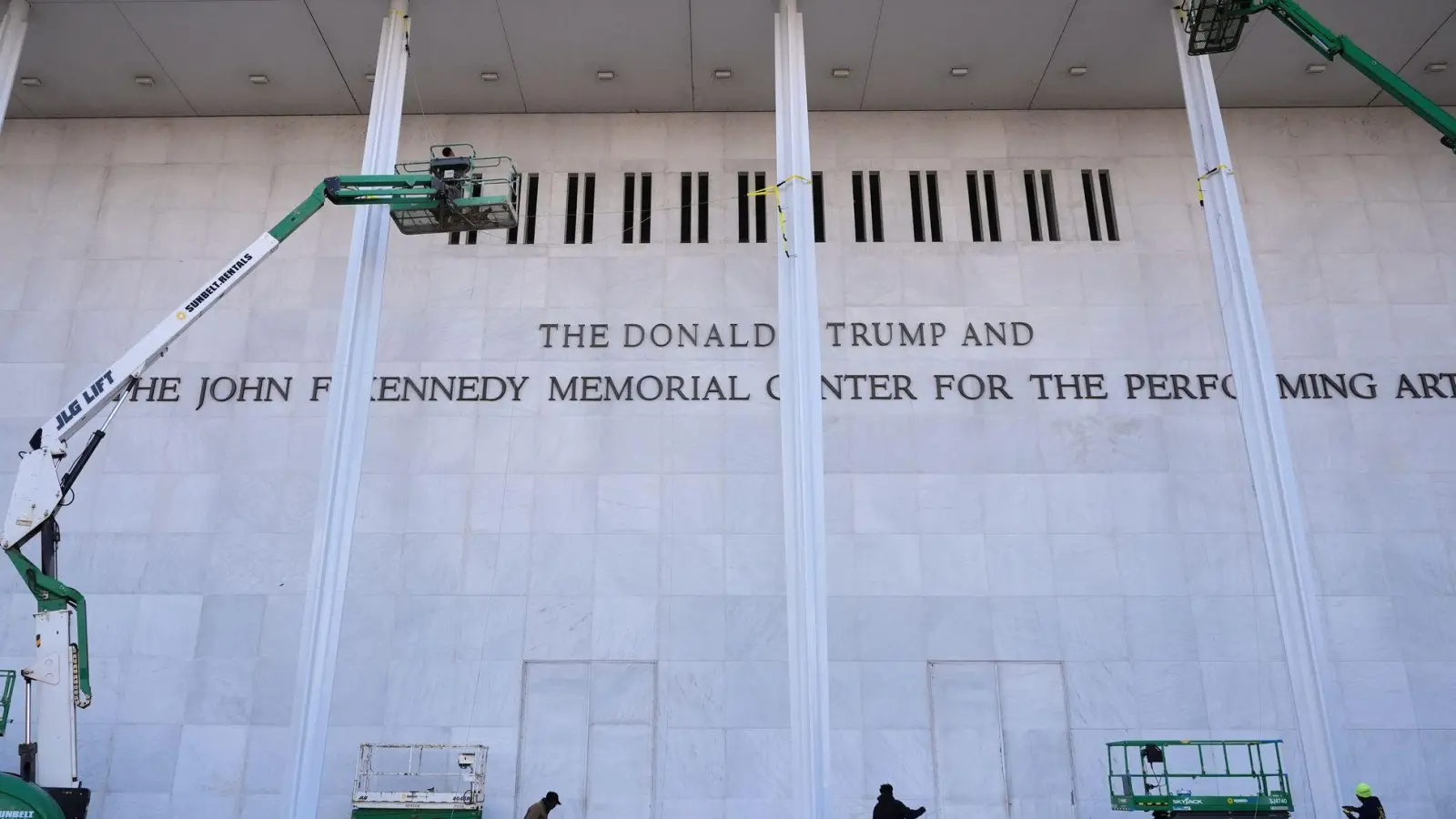 Nach der Umbenennung boykottieren zahlreiche Künstler und Künstlerinnen die Einrichtung. (Archivfoto) (Foto: Jacquelyn Martin/AP/dpa)