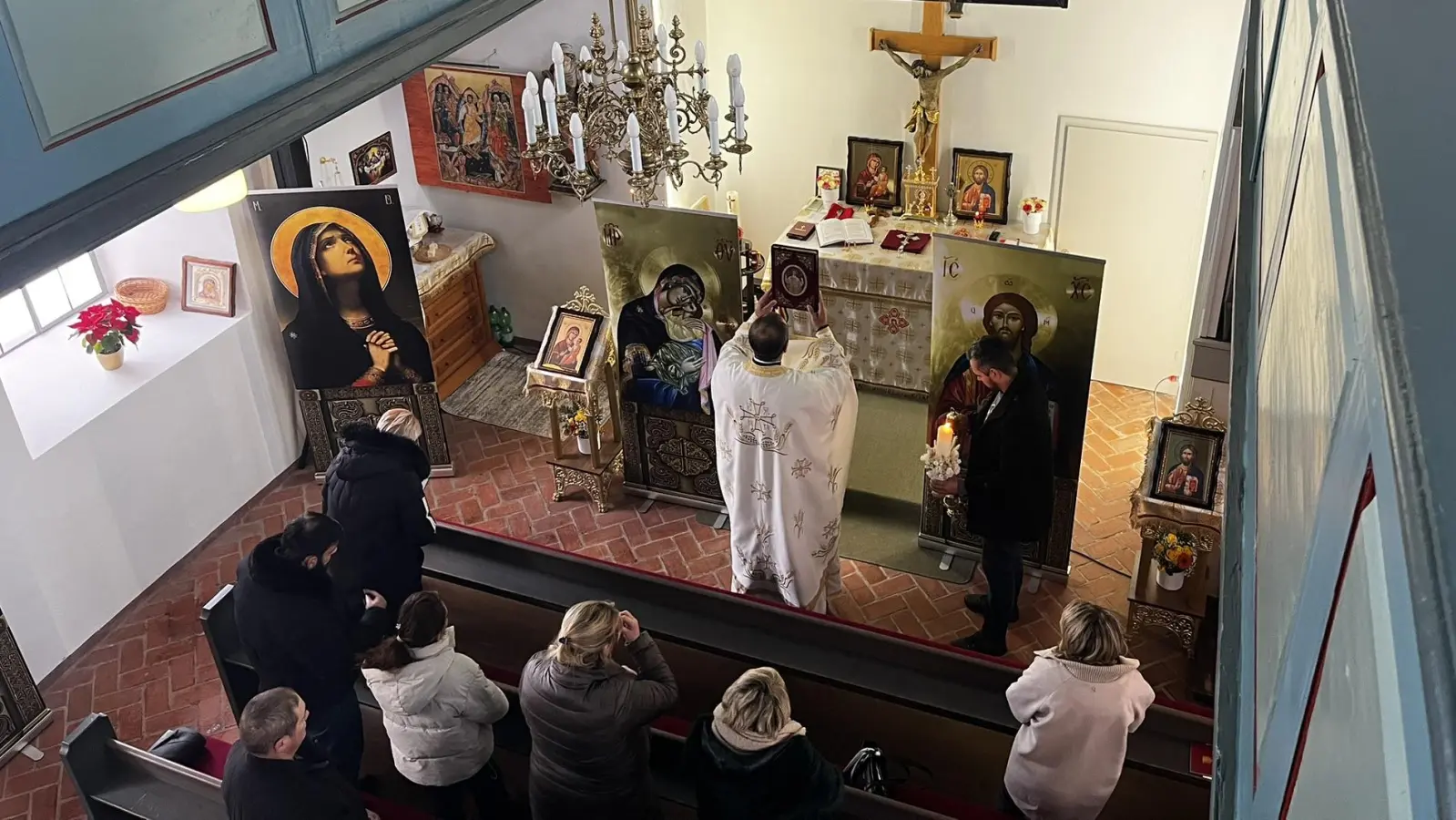 In der Katharinenkirche in Bechhofen zelebriert seit einigen Wochen die rumänisch-orthodoxe Gemeinde ihre Gottesdienste. Dafür werden unter anderem Heiligenbilder in den Kirchenraum gefahren. (Foto: Johannes Flierl)