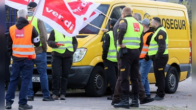 Teilnehmer eines Streiks stehen vor einer Niederlassung von Prosegur in Hamburg. (Foto: Bodo Marks/dpa)