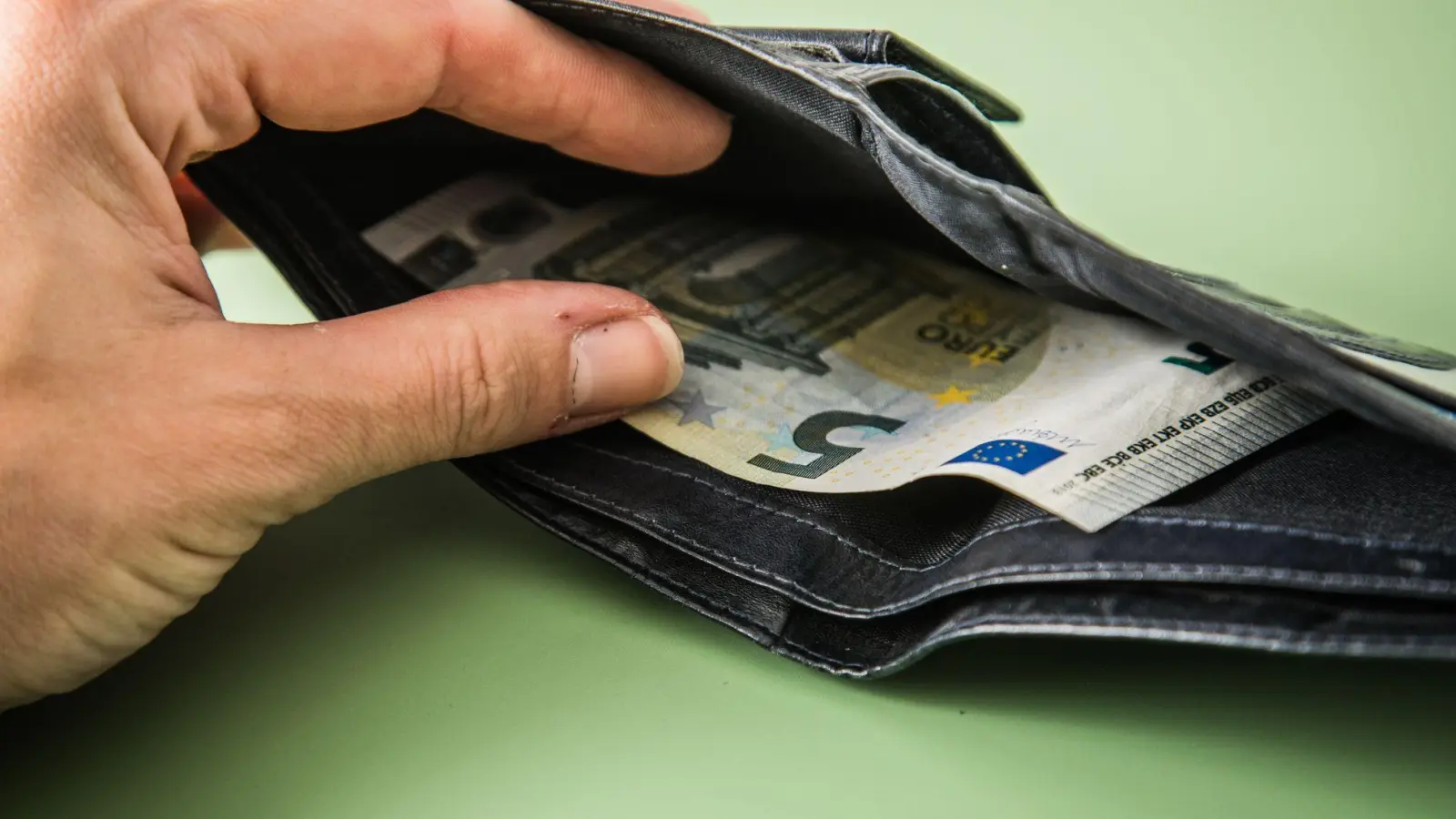 Arbeitnehmer haben ein Recht auf pünktliche Zahlung des Gehalts. (Foto: Christin Klose/dpa-tmn)