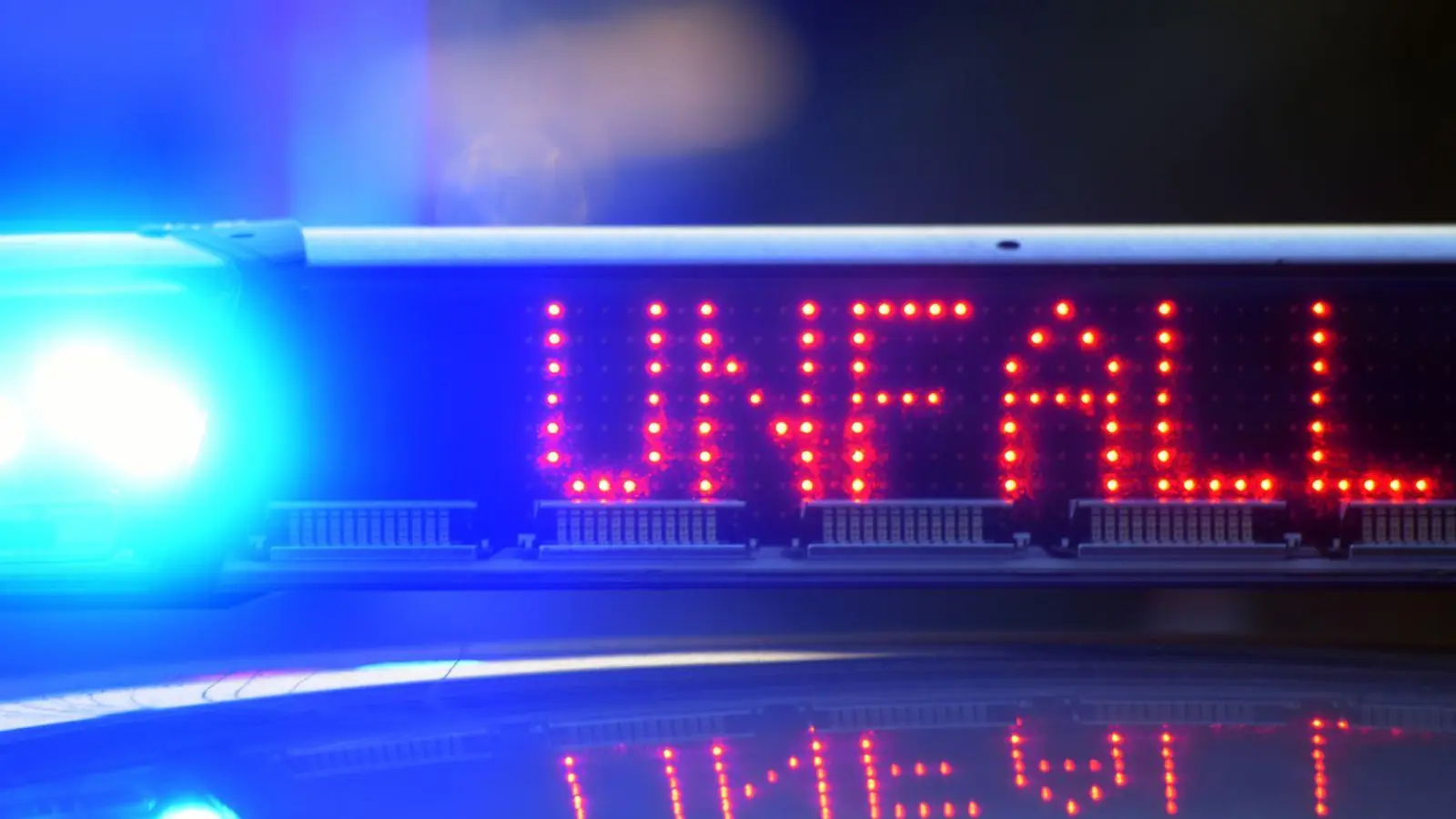 Nach einem schweren Unfall bei Gleißenberg schwebt ein Motorradfahrer in Lebensgefahr. (Symbolbild: dpa/Stefan Puchner)