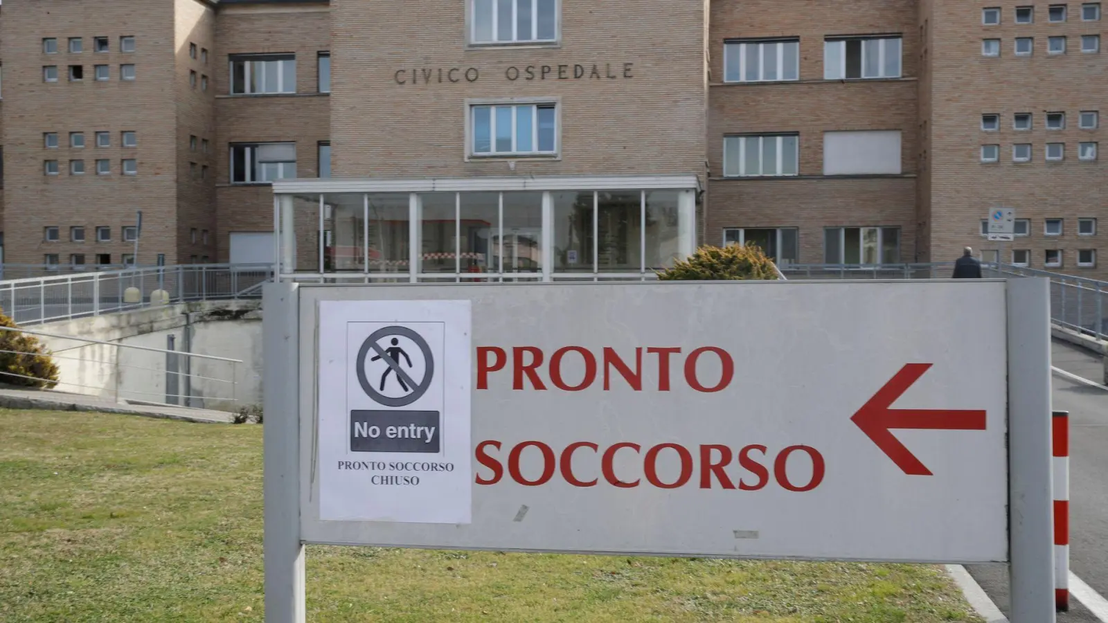 Eine Mutter und ihre Tochter starben mutmaßlich an einer Lebensmittelvergiftung nach einem Weihnachtsessen. (Symbolbild) (Foto: Luca Bruno/AP/dpa)