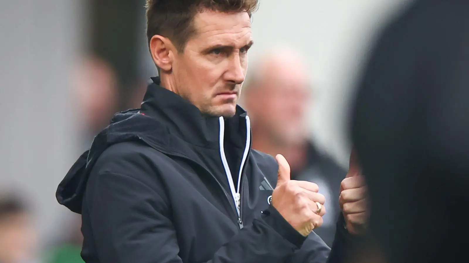 Club-Trainer Miroslav Klose will mit seinem Team gegen Regensburg nachlegen.  (Foto: Daniel Karmann/dpa)