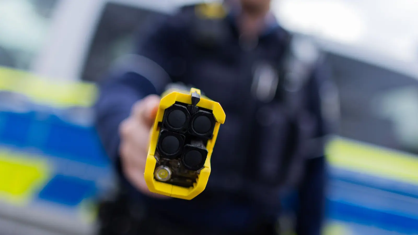 Um den 26-Jährigen zu überwältigen, setzt die Polizei einen Taser ein. (Symbolbild)  (Foto: Rolf Vennenbernd/dpa)