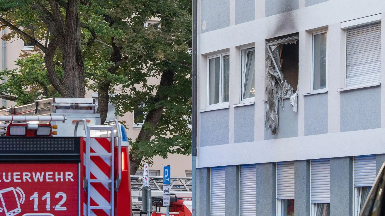 Durch die Explosion ist ein Feuer entstanden, das von den Einsatzkräften der Feuerwehr schnell eingedämmt werden konnte. (Foto: Lars Haubner/NEWS5/dpa)