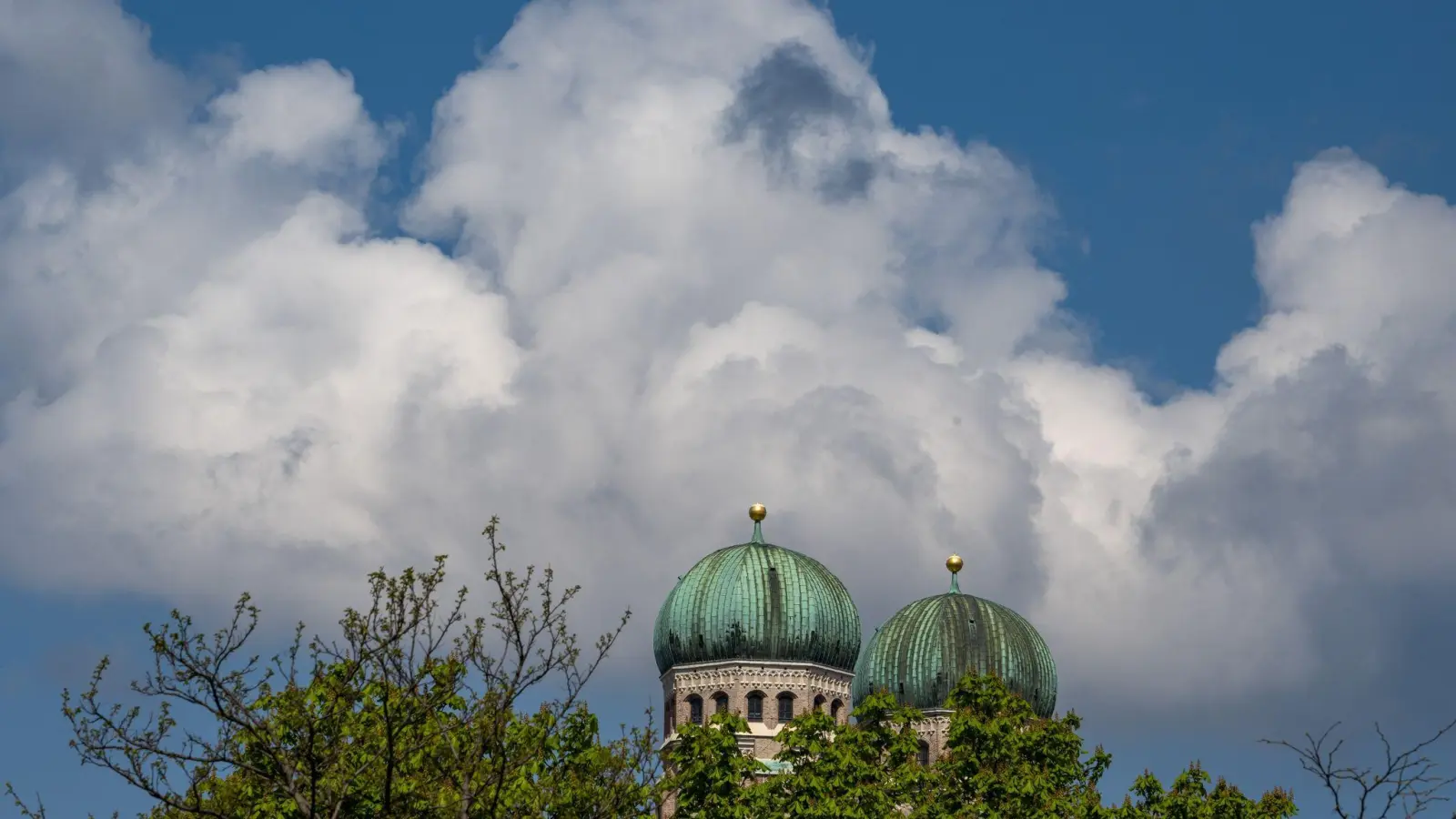 Die Turmspitzen der Münchener Frauenkirche. Das Gutachten ging von mindestens 497 Opfern und 235 mutmaßlichen Tätern im Erzbistum München und Freising aus - und von einem weit größeren Dunkelfeld. Inzwischen haben sich weitere Betroffene gemeldet. (Foto: Peter Kneffel/dpa)