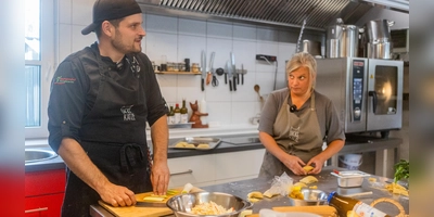Vom Profi lernen, wie man Maultaschen formt: Stefan Herbolzheimer und FLZ-Redakteurin Daniela Ramsauer in der Küche in Diespeck. (Foto: Evi Lemberger)