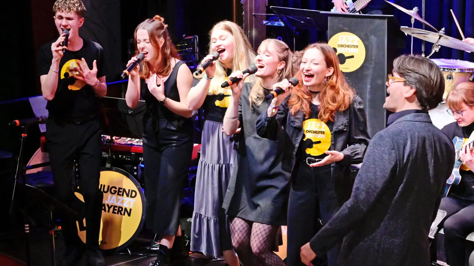 Stimmstark: die Vokalformation des Landes-Jugendjazzorchester Bayern. Julian Ritter dirigiert. (Foto: Jim Albright)