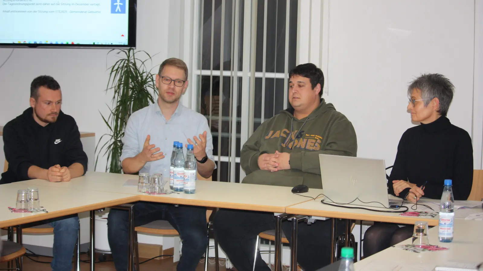 Die Vereinsvertreter Hans-Georg Schurz, Johannes Tröger und Max Volland (von links) erläuterten das Vorhaben des FV 68 Gebsattel. Das Foto zeigt sie mit Bürgermeisterin Elisabeth Stammler. (Foto: Susanne Landgraf)