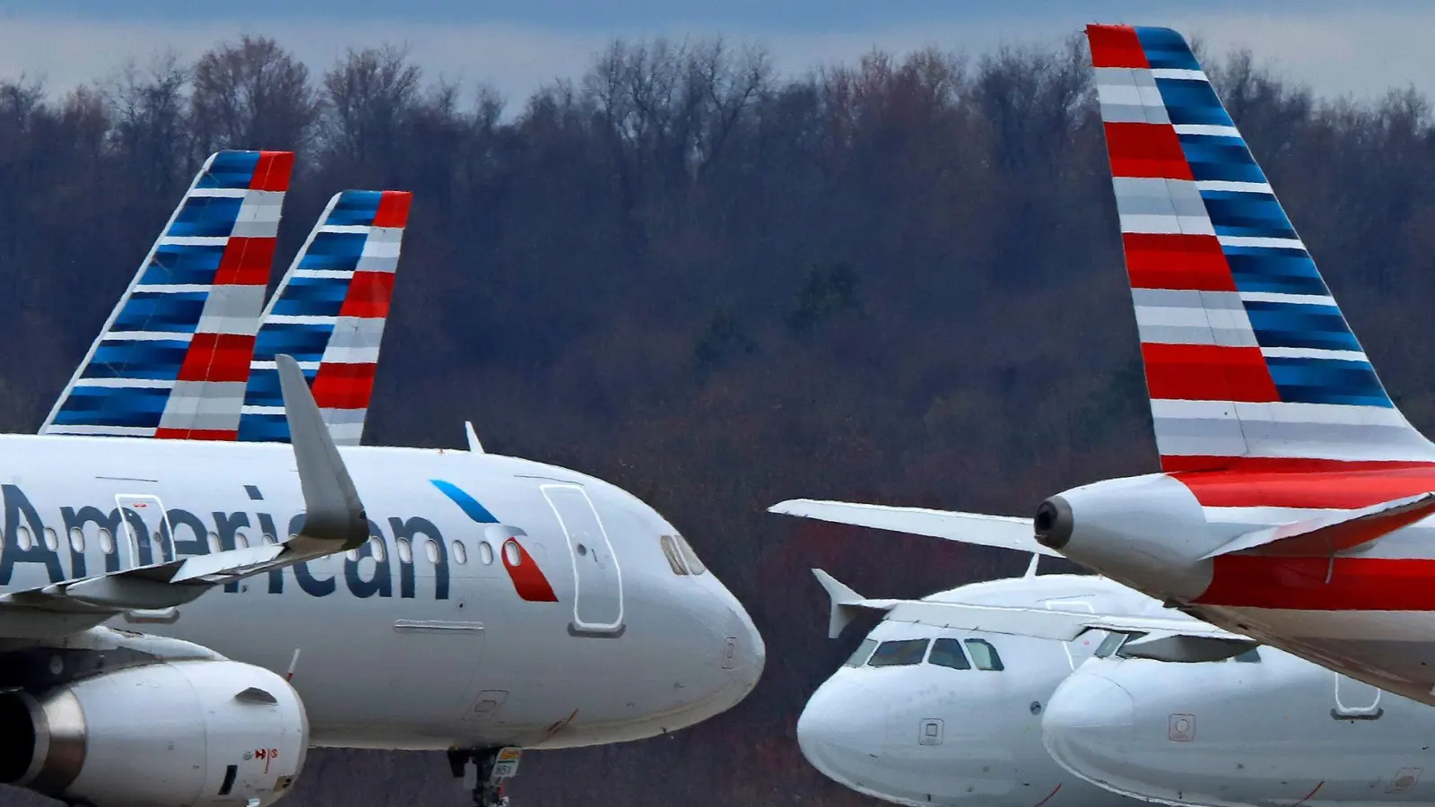 Ein Inlandsflug der US-Gesellschaft American Airlines musste in Baltimore zwischenlanden, um einen randalierenden Passagier von Bord holen zu lassen. (Archivbild). (Foto: Gene J. Puskar/AP/dpa)