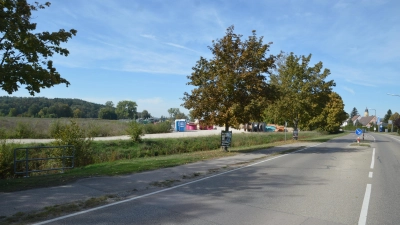 Neben der Oettinger Straße befindet sich das Areal, das zur Gartenschau 2019 als Parkplatz befestigt wurde. Aktuell wird die Fläche als Lagerstätte für Baumaßnahmen genutzt. Perspektivisch soll der Bereich zum Retentionsraum für den Hochwasserschutz hergerichtet werden.  (Foto: Peter Tippl)