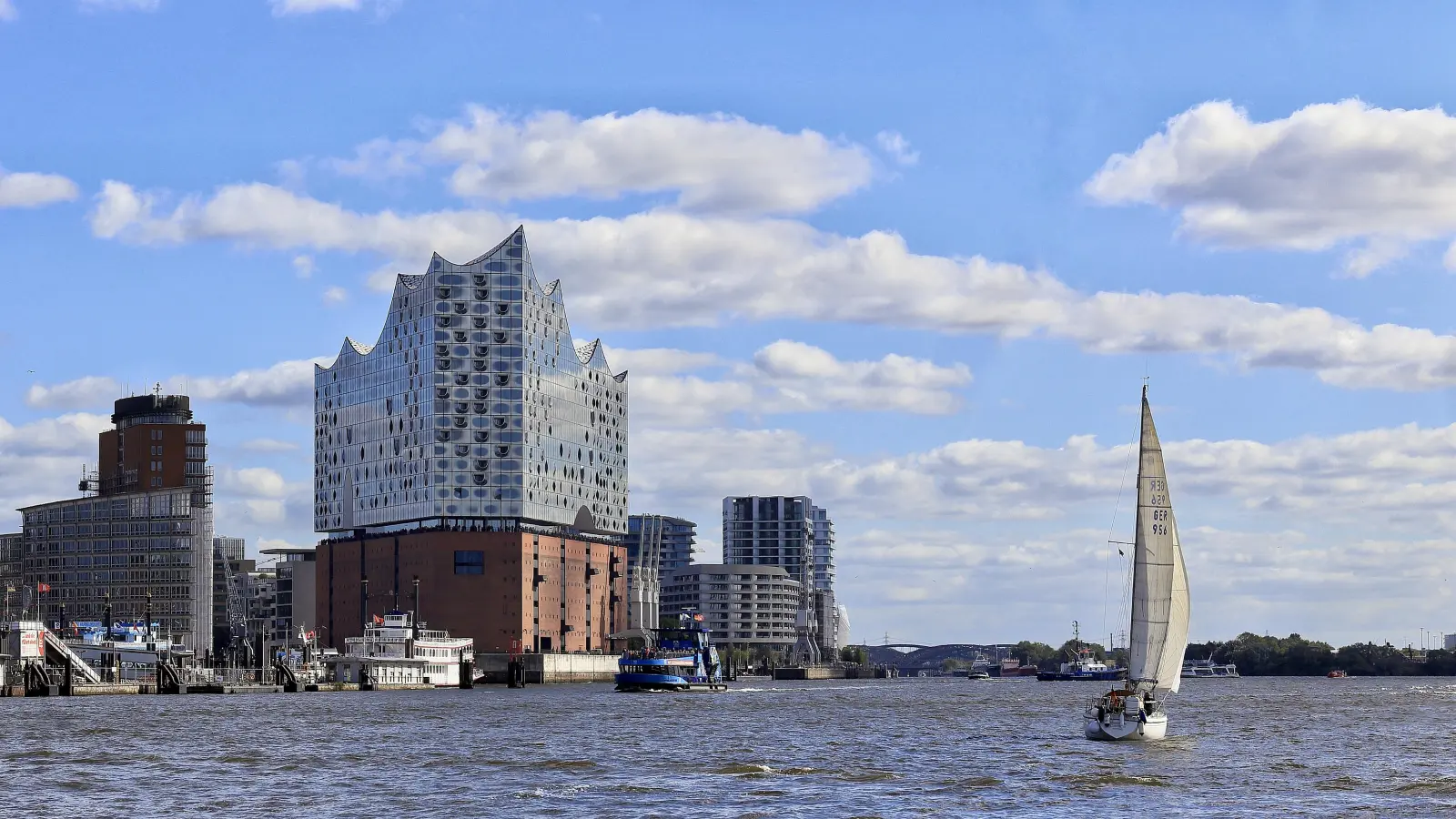 Rückt immer wieder in den Blick: Hamburgs modernes Wahrzeichen, die Elbphilharmonie. (Foto: Thomas Wirth)