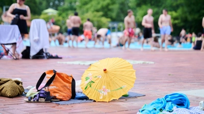 Wer seine Wertsachen im Freibad unbeaufsichtigt lässt, sollte wissen, dass die Hausratversicherung in der Regel nicht für einfache Diebstähle aufkommt. (Foto: Annette Riedl/dpa/dpa-tmn)