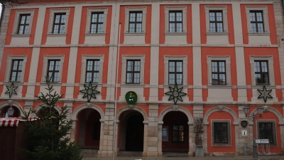 Mit fünf angemeldeten Bewerbungen ist der Bürgermeisterstuhl im Neustädter Rathaus der begehrteste im Landkreis. (Foto: Andreas Reum)