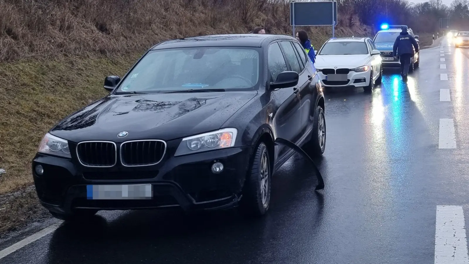 Ein umherfliegendes Rad traf auf der B8 bei Emskirchen zwei Autos. (Foto: Rainer Weiskirchen)