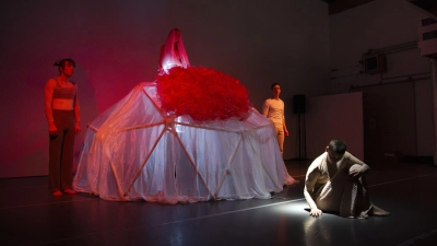 Setzen sich in ausdrucksstarken Szenen mit Geschlechterfragen auseinander (von links): Konrad Oertel, Sophie Weikert, Lukas Aue und Andrea Greul in „period politics“. (Foto: Raphael Rother)