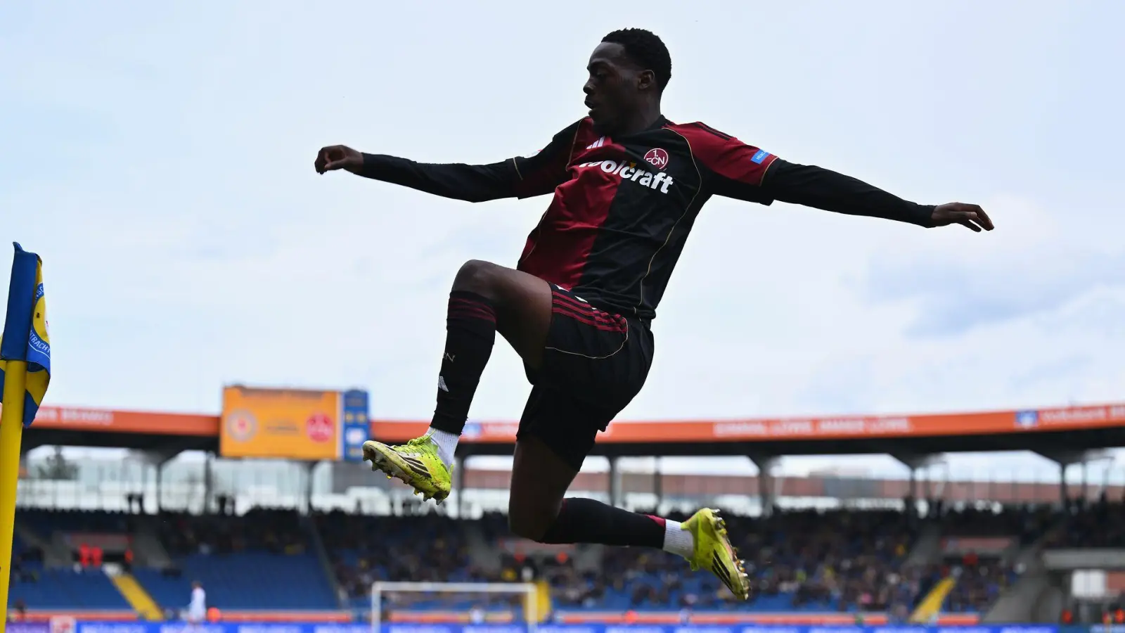 Rabby Nzingoula ist erstmals für den 1. FC Nürnberg erfolgreich. (Foto: Swen Pförtner/dpa)