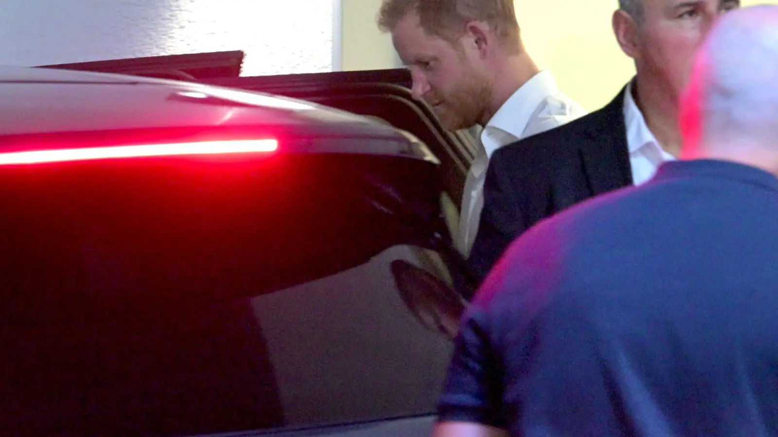 Prinz Harry kommt am Flughafen Düsseldorf an. (Foto: Henning Kaiser/dpa)