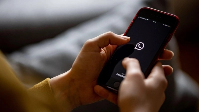 Werbung im Status? Meta schaltet bald personalisierte Anzeigen bei WhatsApp im Bereich „Aktuelles“. (Foto: Fabian Sommer/dpa/dpa-tmn)