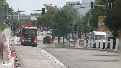 Am Donnerstagnachmittag konnte der Kehrwagen bereits die asphaltierten nördlichen Fahrspuren der Eyber Straße reinigen. (Foto: Winfried Vennemann)