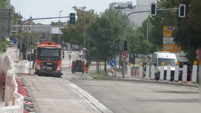 Am Donnerstagnachmittag konnte der Kehrwagen bereits die asphaltierten nördlichen Fahrspuren der Eyber Straße reinigen. (Foto: Winfried Vennemann)