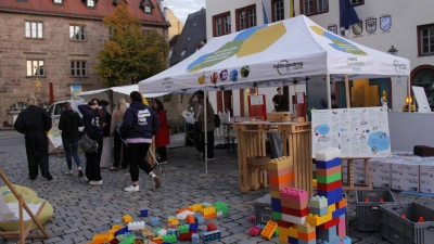 Beim Demokratie-Mobil am Martin-Luther-Platz konnten Jung und Alt miteinander in den Austausch kommen. (Foto: Irmeli Pohl)