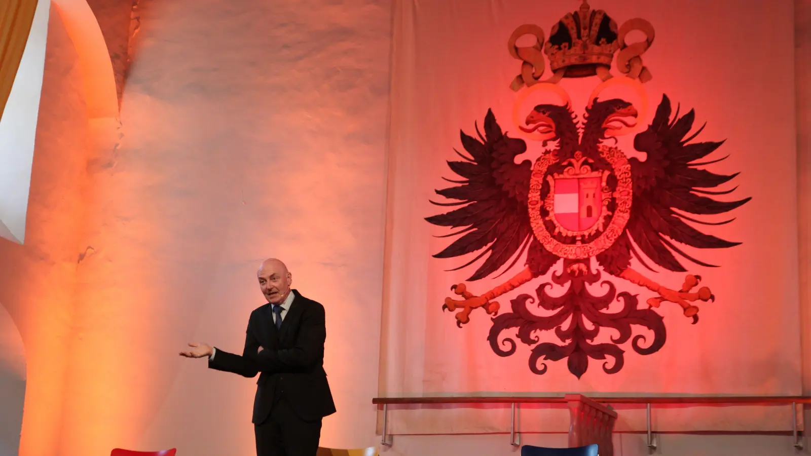 Der Autor und Schauspieler Markus Grimm skizzierte bei seinem Solo im Kaisersaal des Rathauses kenntnisreich und höchst unterhaltsam ein Dreivierteljahrtausend Stadtgeschichte. (Foto: Jürgen Binder)