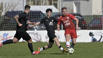 In der vergangenen Saison musste Finn Weißkopf (Mitte, gegen Noah Degen vom TV Dietenhofen) mit dem SV Oberndorf aus der Kreisklasse 2 absteigen. Mit der neuen SG Lenkersheim/Oberndorf ist er nun Tabellenzweiter in der A-Klasse 4, deren Torjägerliste er mit 25 Treffern souverän anführt. (Foto: Martin Rügner)