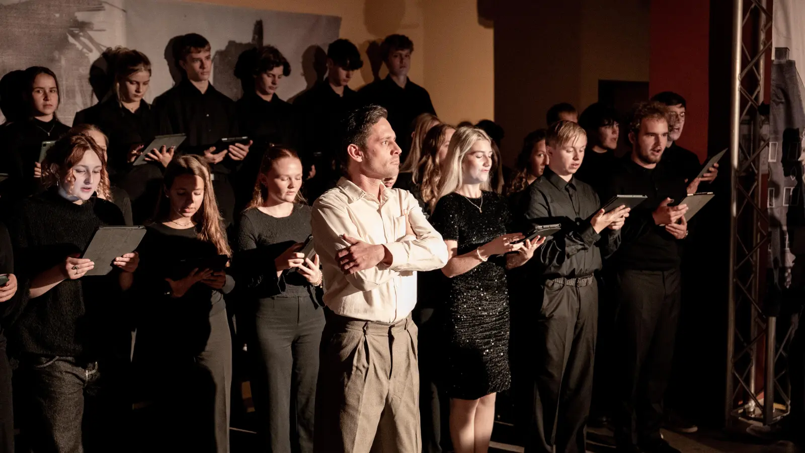 Der Kammerchor gibt dem Limpert-Stück eine weitere Dimension, intensiviert Szenen musikalisch. (Foto: Stefan Kammerer)