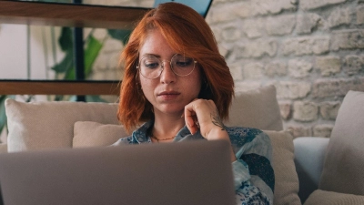 Passt der Job wirklich zu mir? Auch wenn sich ein Angebot hat sehr gut anhört, sollten Bewerber innehalten und ihre persönlichen Bedürfnisse analysieren. (Foto: Zacharie Scheurer/dpa-tmn)