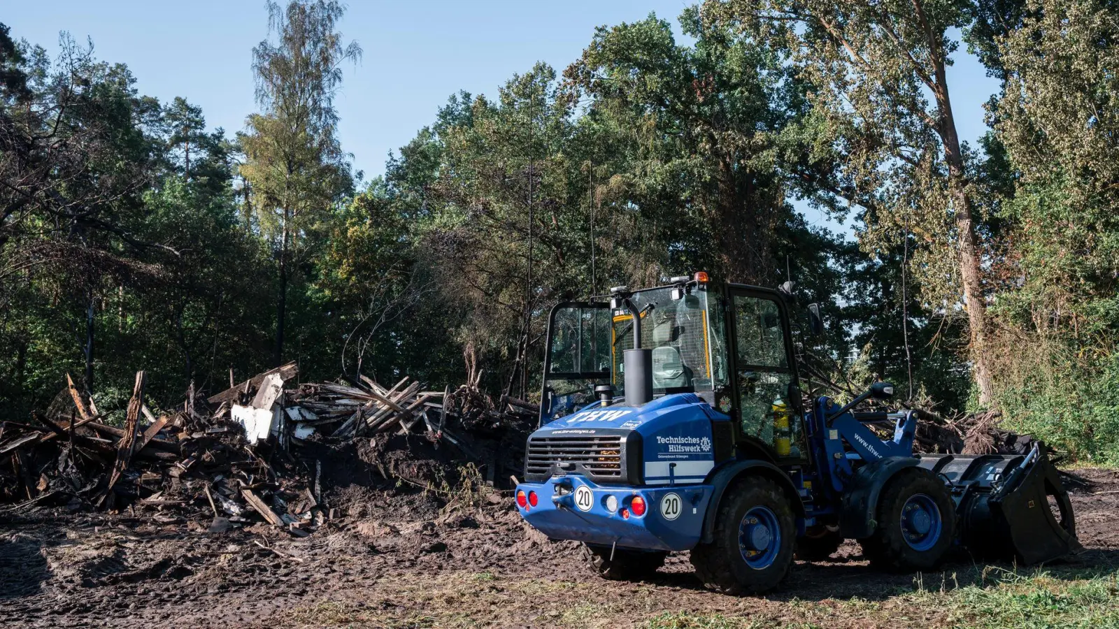 Nach dem Feuer muss aufgeräumt werden. (Foto: dvo/dpa)