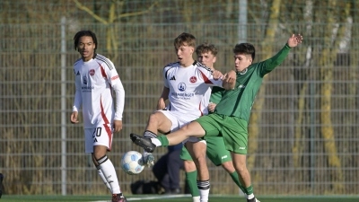 In der Vorwoche unterlag die SpVgg Ansbach (rechts Björn Angermeier) dem 1. FCN II (am Ball Moritz Wiezorrek) mit 0:3. (Foto: Martin Rügner)