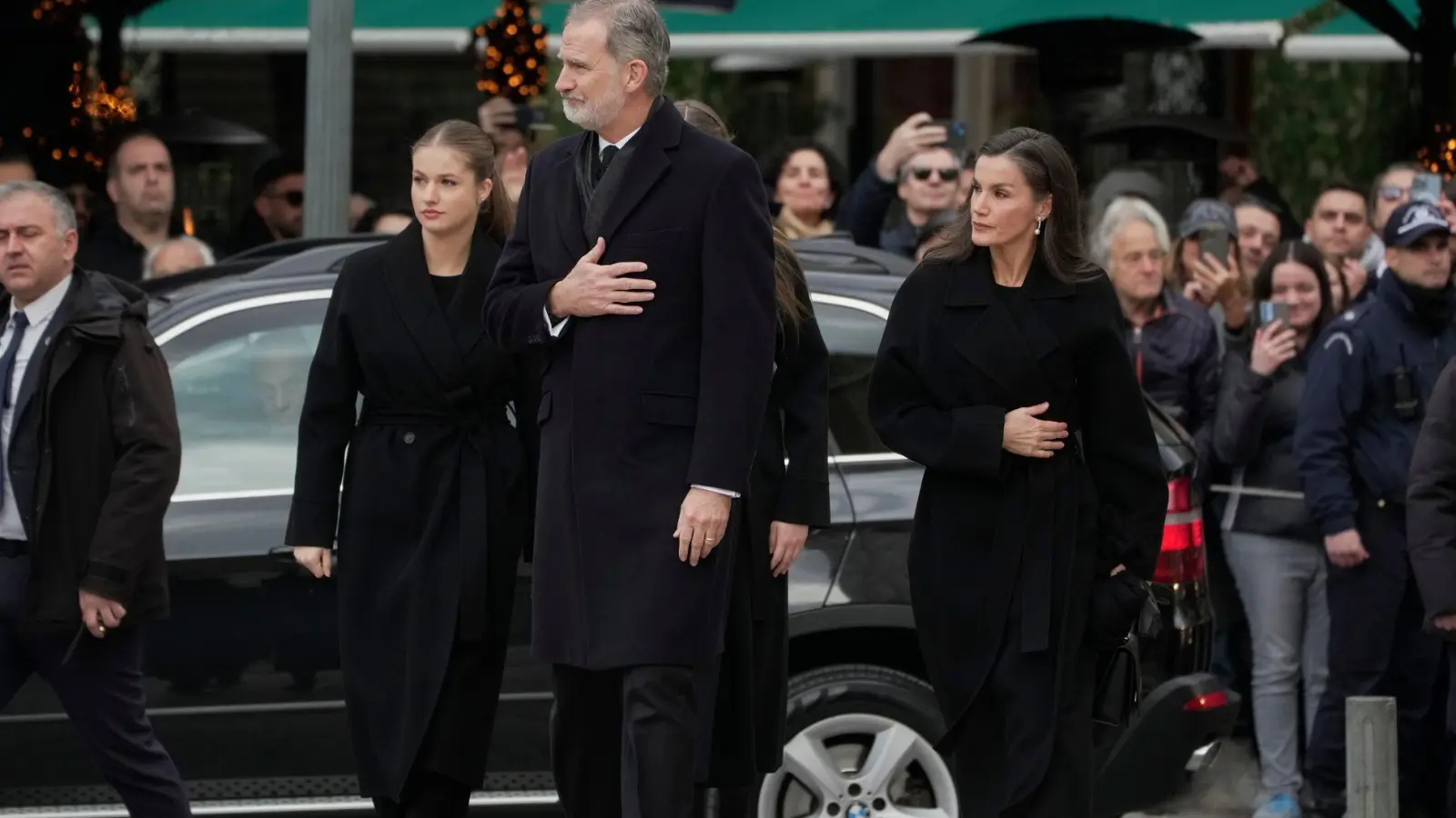 Spaniens König Felipe und seine Familie nehmen Abschied von der „schrulligen Tante“. (Foto: Petros Giannakouris/AP/dpa)