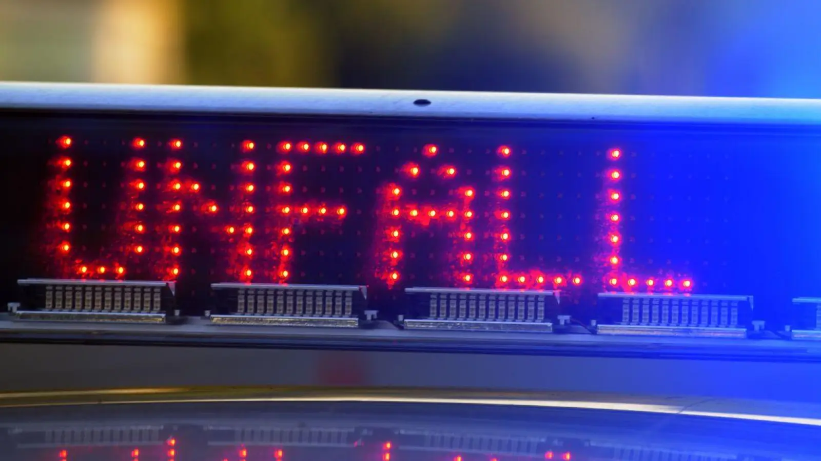 Die Bundesstraße 2 ist in beide Richtungen gesperrt. (Symbolbild) (Foto: Stefan Puchner/dpa)