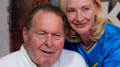 Kabarettist Ottfried Fischer, hier mit seiner Frau Simone, kann nach eigenen Worten mit Moderator Thomas Gottschalk mitfühlen. (Archivbild) (Foto: Sven Hoppe/dpa)