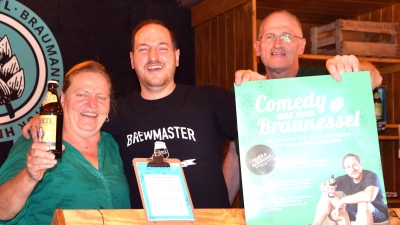 Veronika, David und Bernd Hertl (von links) bereiten sich auf das „kleinste Bierfestival der Welt” vor. (Foto: Christa Frühwald)