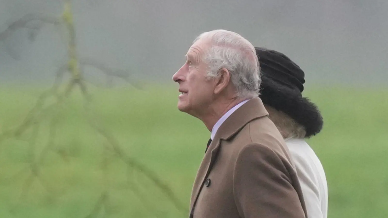 König Charles III. und Königin Camilla verlassen Mitte Februar einen Sonntagsgottesdienst in der St. Mary Magdalene Church. (Foto: Pa/PA Wire/dpa)