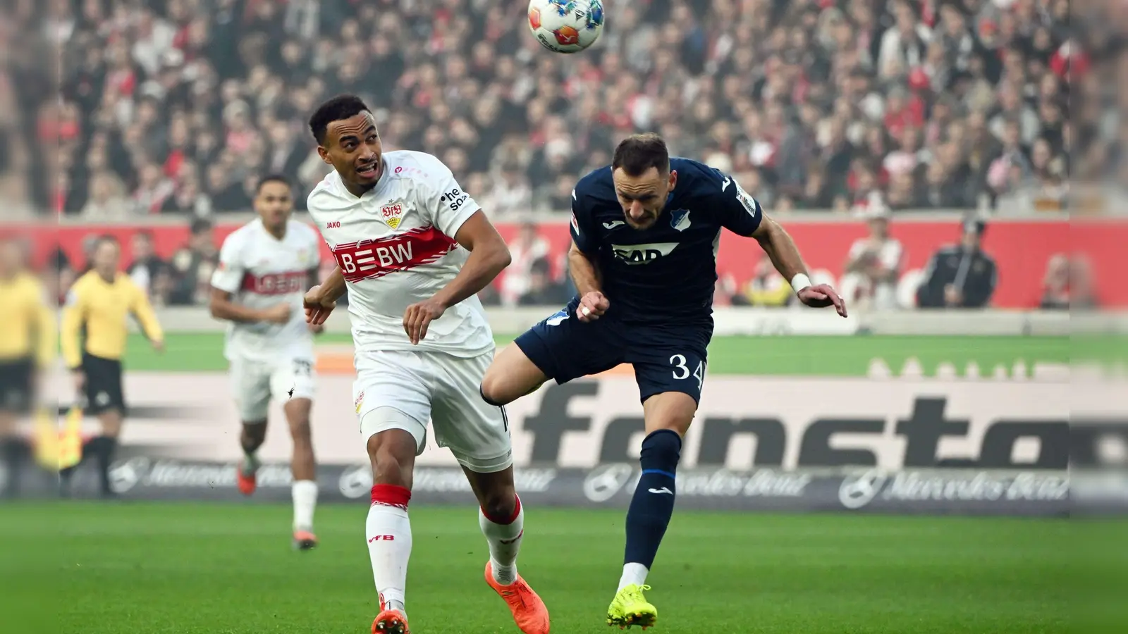 VfB-Profi Jamie Leweling scheiterte in Hälfte eins mit einem Distanzschuss. (Foto: Uli Deck/dpa)