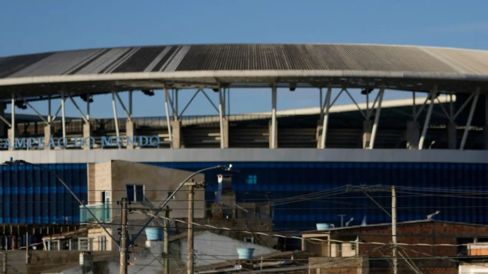 Das Fußballstadion in Porto Alegre ist durch die schweren Regenfälle überflutet worden. (Foto: Andre Penner/AP/dpa)