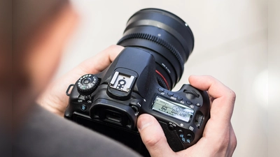 Beim kostenlosen Bewerbungsfotoshooting in der Berufsschule werden professionelle Bilder für die eigene Bewerbungsmappe aufgenommen. Hierbei ist auf entsprechende Kleidung zu achten. (Foto: Pixabay)