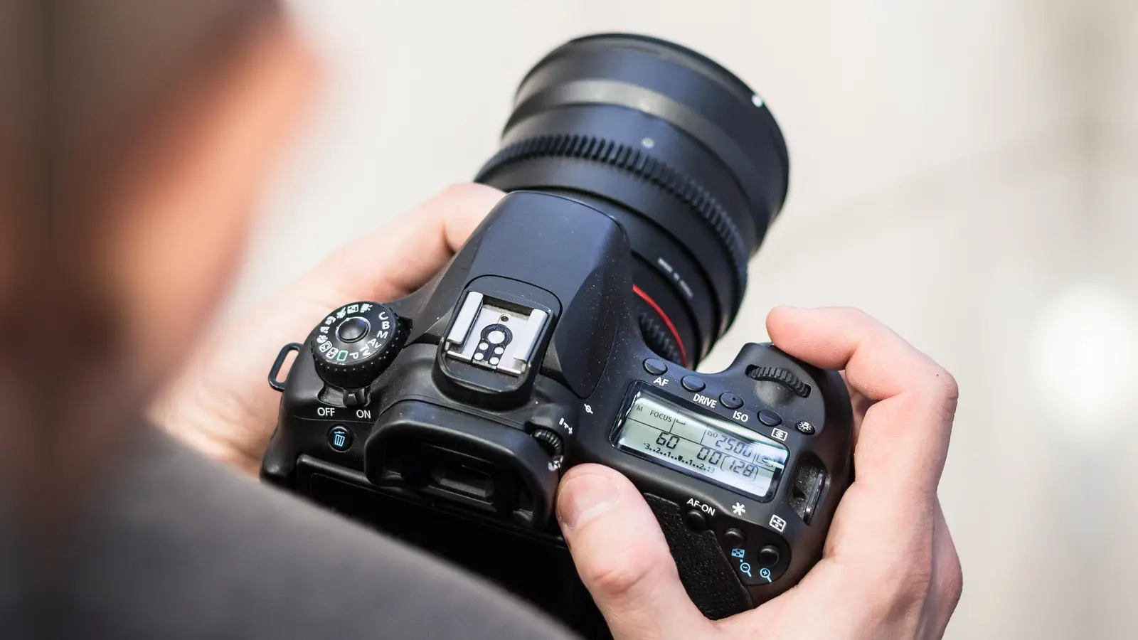 Beim kostenlosen Bewerbungsfotoshooting in der Berufsschule werden professionelle Bilder für die eigene Bewerbungsmappe aufgenommen. Hierbei ist auf entsprechende Kleidung zu achten. (Foto: Pixabay)