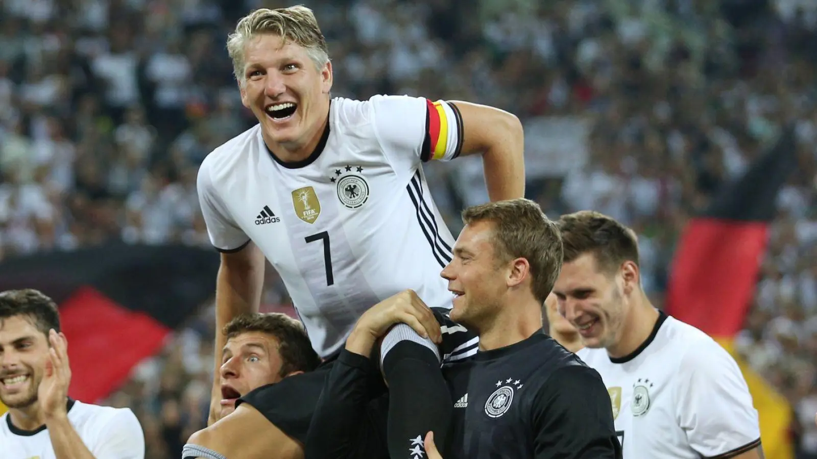Bastian Schweinsteiger wird nach seinem letzten Länderspiel gegen Finnland von Thomas Müller (l) und Manuel Neuer (r) auf Schultern getragen. (Archivbild)  (Foto: picture alliance / dpa)